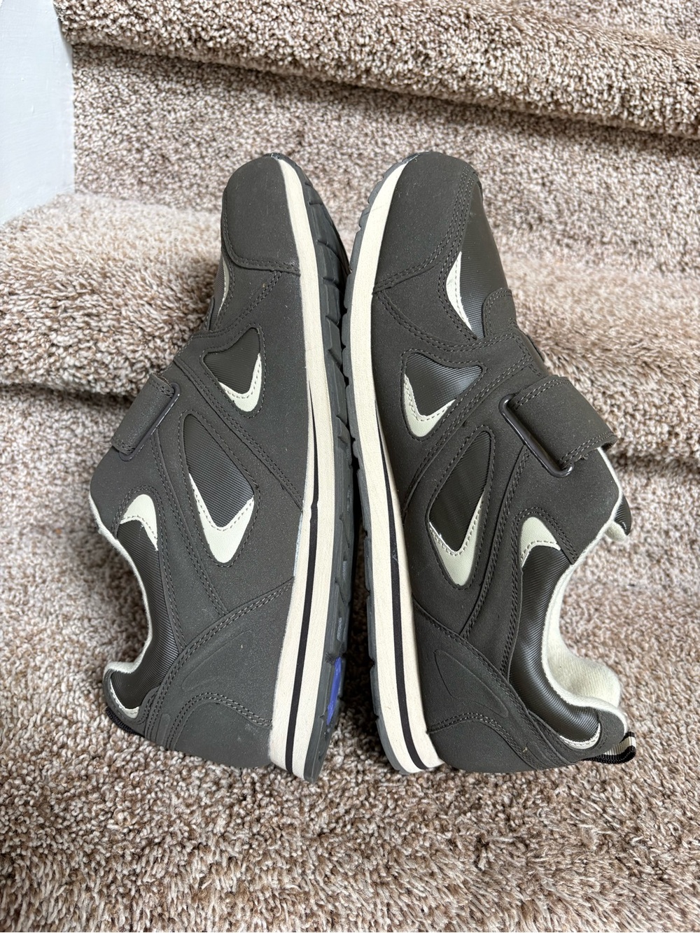 Omega Men’s Athletic Hook-and-Loop Sneakers in Dark Gray and Cream . - Picture 9 of 14